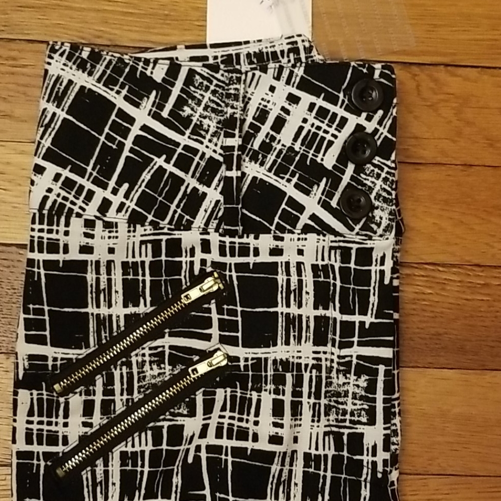High Waisted Black & White Abstract Capri's - Picture 3 of 3